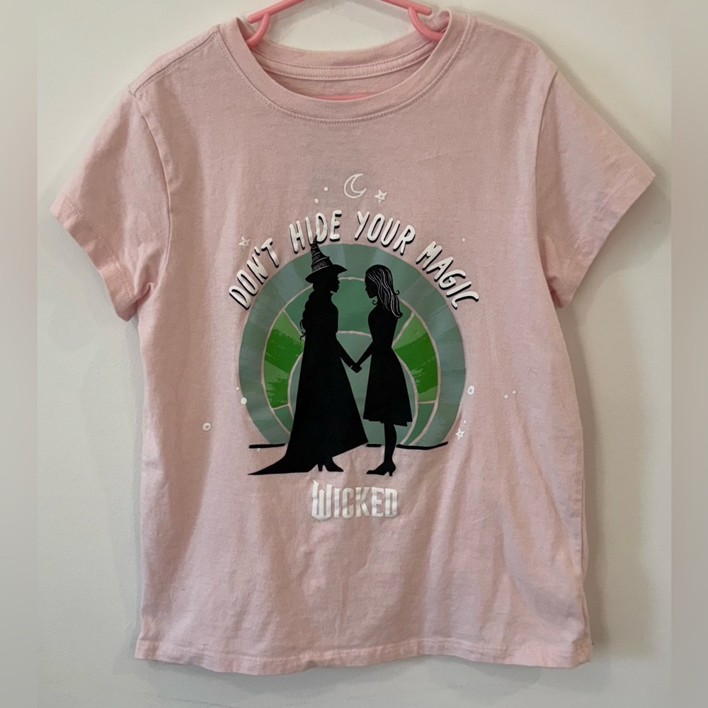 Wicked “Don’t Hide Your Magic” Pink Graphic Tee Youth L (10-12) Glinda Elphaba